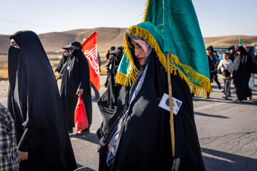 زائران پیاده حرم امام رضا (ع)
