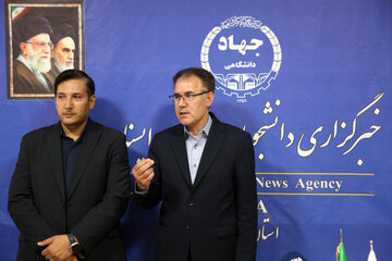 حضور علی لطفی فرماندار شهرستان پارس‌آباد استان اردبیل و فردین محمدی مدیر حراست جهاد دانشگاهی استان اردبیل به مناسبت روز خبرنگار در تحریریه ایسنا
