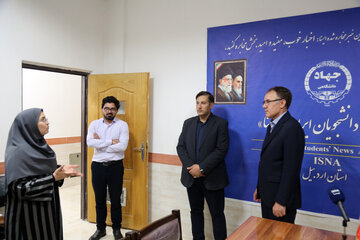 حضور علی لطفی فرماندار شهرستان پارس‌آباد استان اردبیل و فردین محمدی مدیر حراست جهاد دانشگاهی استان اردبیل به مناسبت روز خبرنگار در تحریریه ایسنا