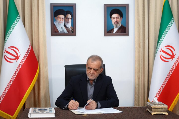 پزشکیان: امروز مسئولیت فرماندهی نیروی دریایی سپاه از حساسیت ویژه برخوردار است