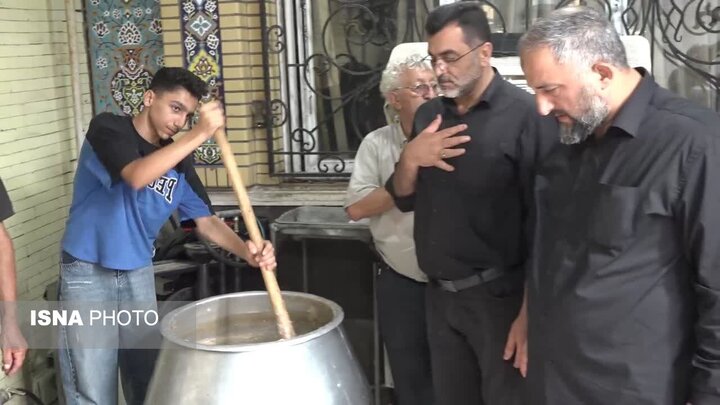 آملی‌ها پای سنت چندین ساله حلیم پزی در دهه‌ آخر صفر