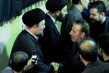 محمود واعظی و سید حسن خمینی در مراسم بزرگداشت نساءالسادات آل یاسین
