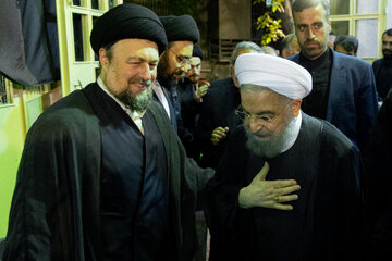 حسن روحانی و سیدحسن خمینی در مراسم بزرگداشت نساءالسادات آل یاسین
