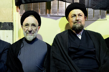 سید حسن خمینی و سیدمحمد خاتمی در مراسم بزرگداشت نساءالسادات آل یاسین
