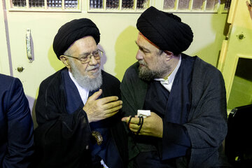 سید حسن خمینی و محمد موسوی خوئینیها در مراسم بزرگداشت نساءالسادات آل یاسین
