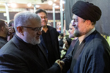 سید حسن خمینی و محمدصادق معتمدیان در مراسم بزرگداشت نساءالسادات آل یاسین
