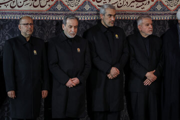 سیّد رضا صالحی امیری، وزیر میراث فرهنگی، گردشگری و صنایع دستی، سید علی مدنی‌زاده، وزیر اقتصاد و سید عباس عراقچی، وزیر امور خارجه در مراسم خطبه خوانی شب شهادت امام رضا (ع)