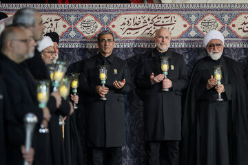 آیت‌الله احمد مروی، تولیت آستان قدس رضوی، محمدباقر قالیباف، رئیس مجلس شورای اسلامی و غلامحسین مظفری، استاندار خراسان رضوی در مراسم خطبه خوانی شب شهادت امام رضا (ع)