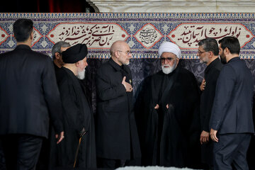 محمدباقر قالیباف، رئیس مجلس شورای اسلامی و آیت‌الله احمد مروی، تولیت آستان قدس رضوی در مراسم خطبه خوانی شب شهادت امام رضا (ع)