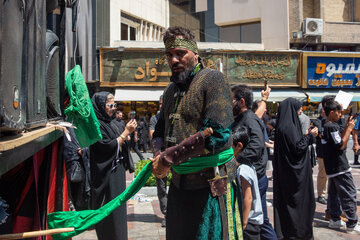 عزاداری شهادت امام رضا (ع) در خیابان‌های منتهی به حرم مطهر رضوی