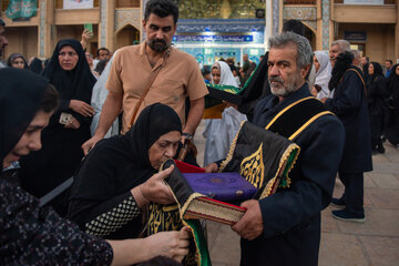 لاله گردانی بمناسبت شهادت امام رضا (ع) در حرم شاهچراغ(ع) -شیراز