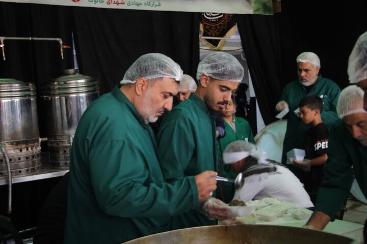 خدمت‌رسانی ثاراللهیان کرمان به زائران امام رئوف در مشهد مقدس+ عکس