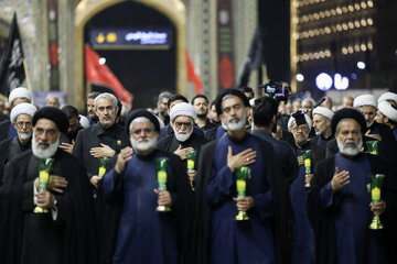 آیت‌الله احمد مروی، تولیت آستان قدس رضوی و سید علی مدنی‌زاده، وزیر اقتصاد در مراسم شام غریبان شهادت امام رضا(ع) در حرم مطهر رضوی
