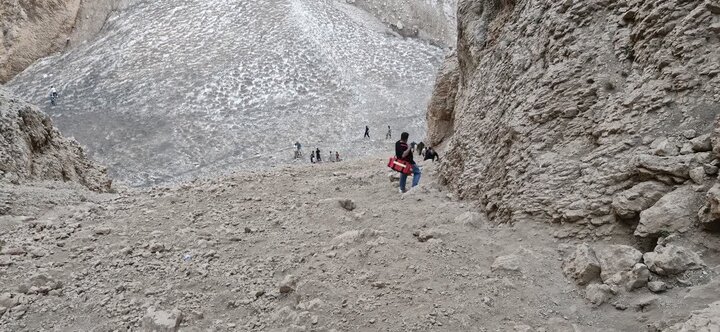 نجات نفس‌گیر ۳ مسافر گرفتار در غار یخی «چما»
