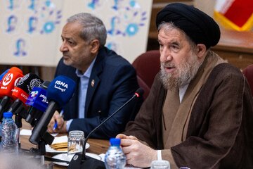 سید محمدرضا میرتاج‌الدینی و علیرضا کاظمی، وزیر آموزش و پرورش در دومین نشست شورای مرکزی بزرگداشت دولتمردان شهید