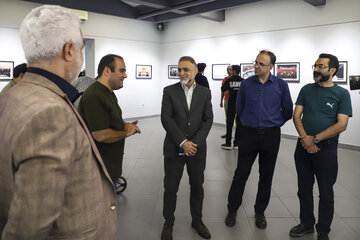 بازدید علی باخرد، مدیرکل صمت استان خراسان رضوی از نمایشگاه عکس «روایت وداع» - مشهد