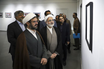 بازدید تیمورعلی عسگری، معاون زیارت استانداری خراسان رضوی و حسنعلی اخلاقی‌امیری، نماینده مجلس از نمایشگاه عکس «روایت وداع» - مشهد