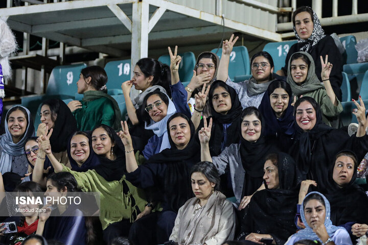 درهای ورزشگاه نصیری تنها بر روی بانوان باز شد
