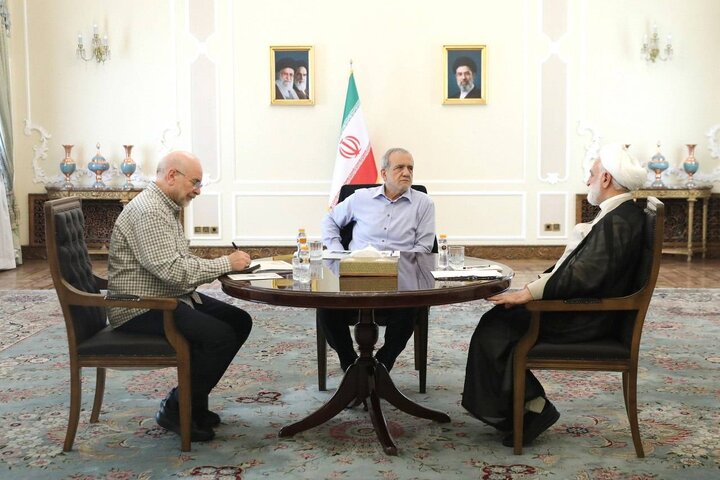 تاکید سران سه قوه بر اتخاذ رویکردهای هماهنگ برای تأمین منافع و مصالح عمومی