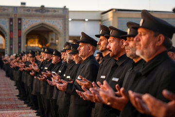 آیین تعویض پرچم گنبد حرم مطهر رضوی