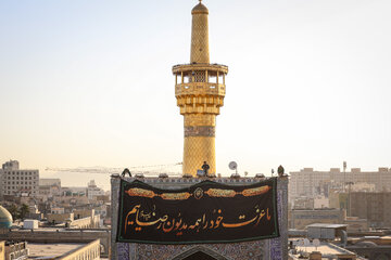 آیین تعویض پرچم گنبد حرم مطهر رضوی
