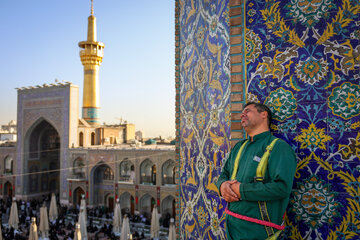 آیین تعویض پرچم گنبد حرم مطهر رضوی