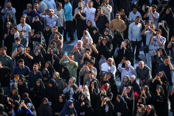 آیین تعویض پرچم گنبد حرم مطهر رضوی