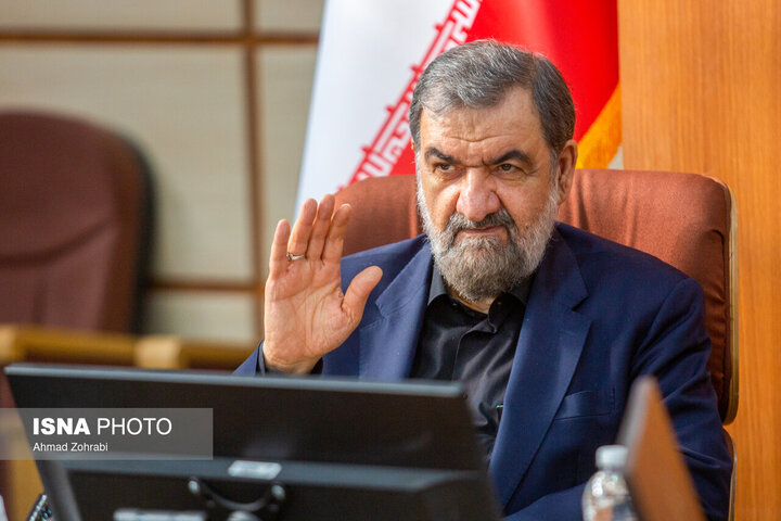 رضایی: ترامپ در حال قاچاق در تنگه هرمز است