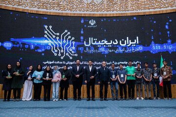 تقدیر از برگزیدگان توسط مسعود پزشکیان،‌ رئیس جمهور در حاشیه رویداد «ایران دیجیتال»