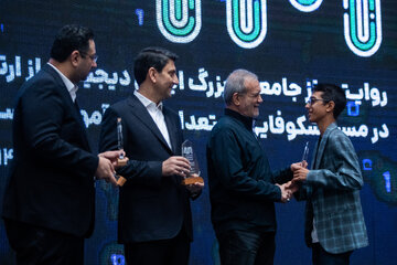 تقدیر از برگزیدگان توسط مسعود پزشکیان،‌ رئیس جمهور و ستار هاشمی، وزیر ارتباطات در حاشیه رویداد «ایران دیجیتال»