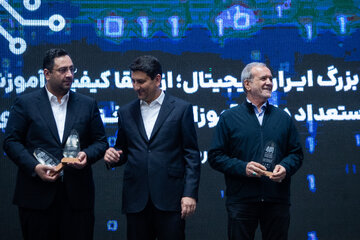 تقدیر از برگزیدگان توسط مسعود پزشکیان،‌ رئیس جمهور و ستار هاشمی، وزیر ارتباطات در حاشیه رویداد «ایران دیجیتال»