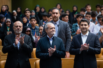ستار هاشمی، وزیر ارتباطات، مسعود پزشکیان،‌ رئیس جمهور و علیرضا منادی، نماینده مجلس در رویداد «ایران دیجیتال»