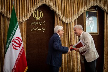 تقدیر از حمید قدیمی توسط محمدرضا عارف در دیدار جمعی از مدیران رسانه‌های کشور با معاون اول رئیس جمهور