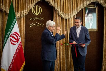 تقدیر از روزبه علمداری توسط محمدرضا عارف در دیدار جمعی از مدیران رسانه‌های کشور با معاون اول رئیس جمهور