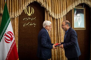 تقدیر از علی متقیان، مدیرعامل موسسه فرهنگی ایران توسط محمدرضا عارف در دیدار جمعی از مدیران رسانه‌های کشور با معاون اول رئیس جمهور