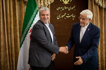 تقدیر از مصطفی کواکبیان توسط محمدرضا عارف در دیدار جمعی از مدیران رسانه‌های کشور با معاون اول رئیس جمهور