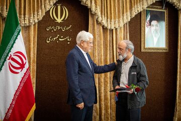 تقدیر از محمدعلی‌ ناد‌علی‌زاده، مدیرعامل خبرگزاری دانشجویان ایران توسط محمدرضا عارف در دیدار جمعی از مدیران رسانه‌های کشور با معاون اول رئیس جمهور