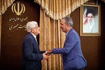تقدیر از جواد دلیری توسط محمدرضا عارف در دیدار جمعی از مدیران رسانه‌های کشور با معاون اول رئیس جمهور