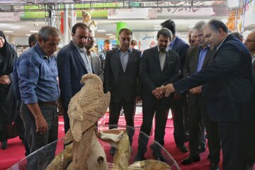 بازدید دکتر ملانوری استاندار همدان و دکتر بهروز ندائی معاون وزیر میراث فرهنگی از نمایشگاه سراسری صنایع دستی 