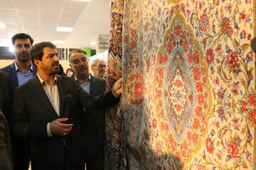 بازدید دکتر ملانوری استاندار همدان و دکتر بهروز ندائی معاون وزیر میراث فرهنگی از نمایشگاه سراسری صنایع دستی 