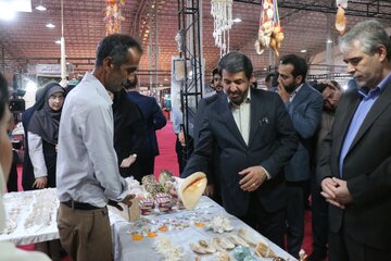 بازدید دکتر ملانوری استاندار همدان و دکتر بهروز ندائی معاون وزیر میراث فرهنگی از نمایشگاه سراسری صنایع دستی 
