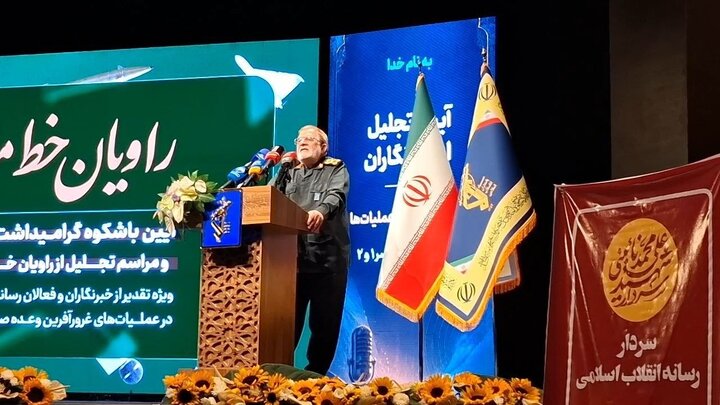 سرلشکر ایزدی: دنیای غرب تشنه شنیدن حقایق انقلاب اسلامی است/ جنگ ترکیبی دشمن شکست خورد