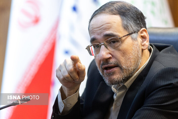نگاهداری: منفعت جویان از جیب مردم و آبروی فداکاران انقلاب خرج می‌کنند