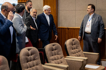 محمدرضا عارف، معاون اول رئیس‌جمهور و  علیرضا کاظمی، وزیر آموزش و پرورش در اختتامیه سی‌ونهمین اجلاس روسای آموزش و پرورش
