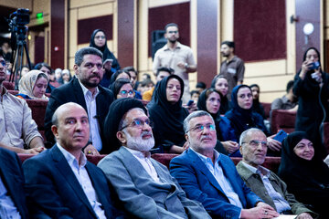 هادی خانیکی و محمدرضا ظفرقندی، وزیر بهداشت، درمان و آموزش پزشکی در نشست هم‌اندیشی دانشجویان فعال رسانه‌ای