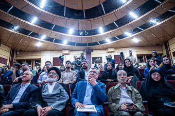 هادی خانیکی و محمدرضا ظفرقندی، وزیر بهداشت، درمان و آموزش پزشکی در نشست هم‌اندیشی دانشجویان فعال رسانه‌ای