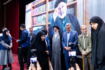 تقدیر از برگزیدگان در نشست هم‌اندیشی دانشجویان فعال رسانه‌ای توسط محمدرضا ظفرقندی، وزیر بهداشت