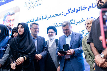 تقدیر از برگزیدگان در نشست هم‌اندیشی دانشجویان فعال رسانه‌ای توسط محمدرضا ظفرقندی، وزیر بهداشت