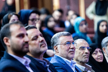 هادی خانیکی و محمدرضا ظفرقندی، وزیر بهداشت، درمان و آموزش پزشکی در نشست هم‌اندیشی دانشجویان فعال رسانه‌ای