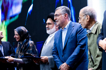 تقدیر از برگزیدگان در نشست هم‌اندیشی دانشجویان فعال رسانه‌ای توسط محمدرضا ظفرقندی، وزیر بهداشت